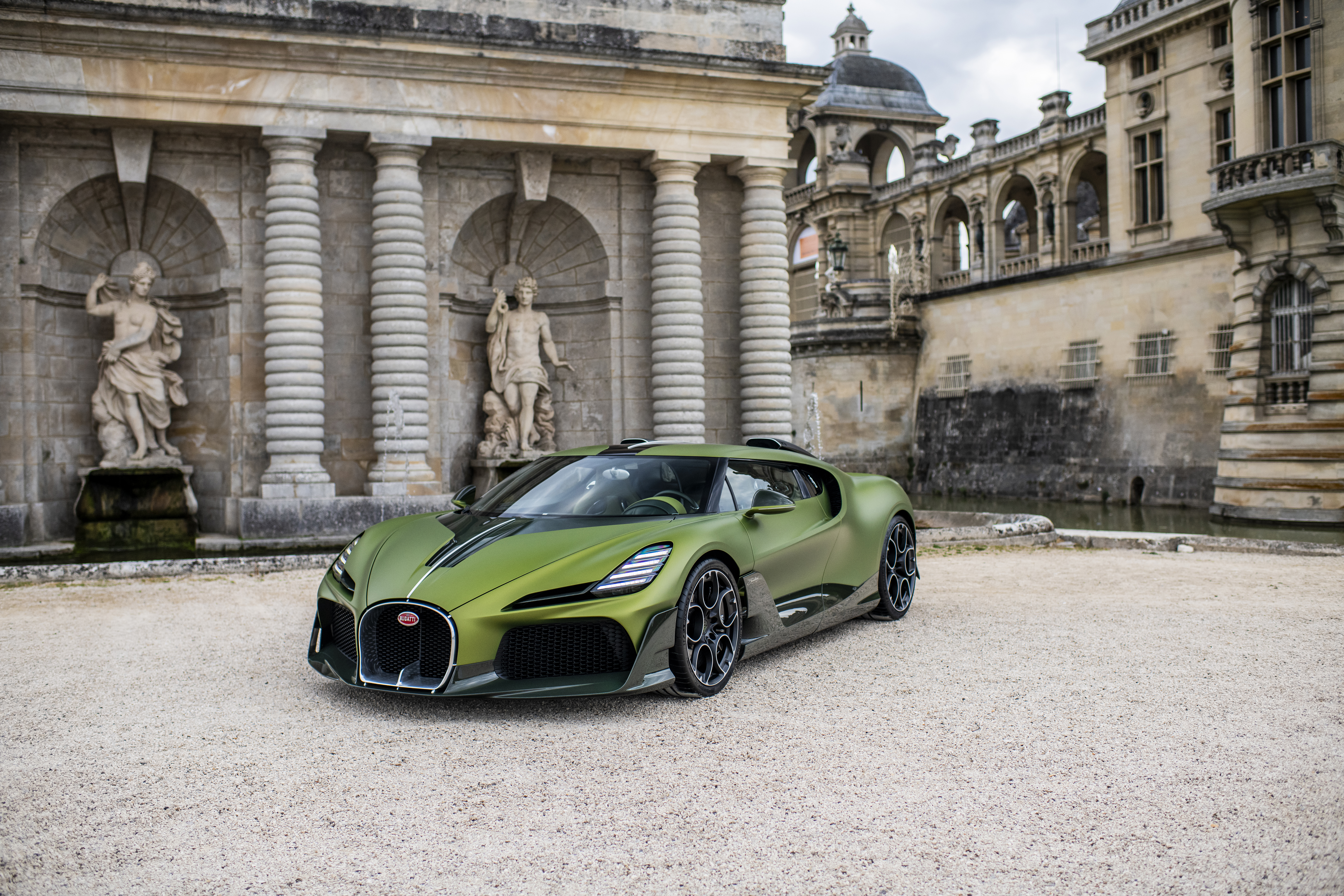 The Bugatti Brouillard reveals itself against the majestic backdrop of the Château de Chantilly, a landmark of French elegance. From its silhouette to its interior, every detail reflects its owner’s personal vision and Bugatti’s craftsmanship.